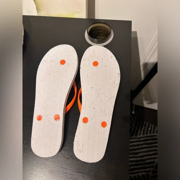 Aeropostale NYC Flip-flops - Picture 2 of 4